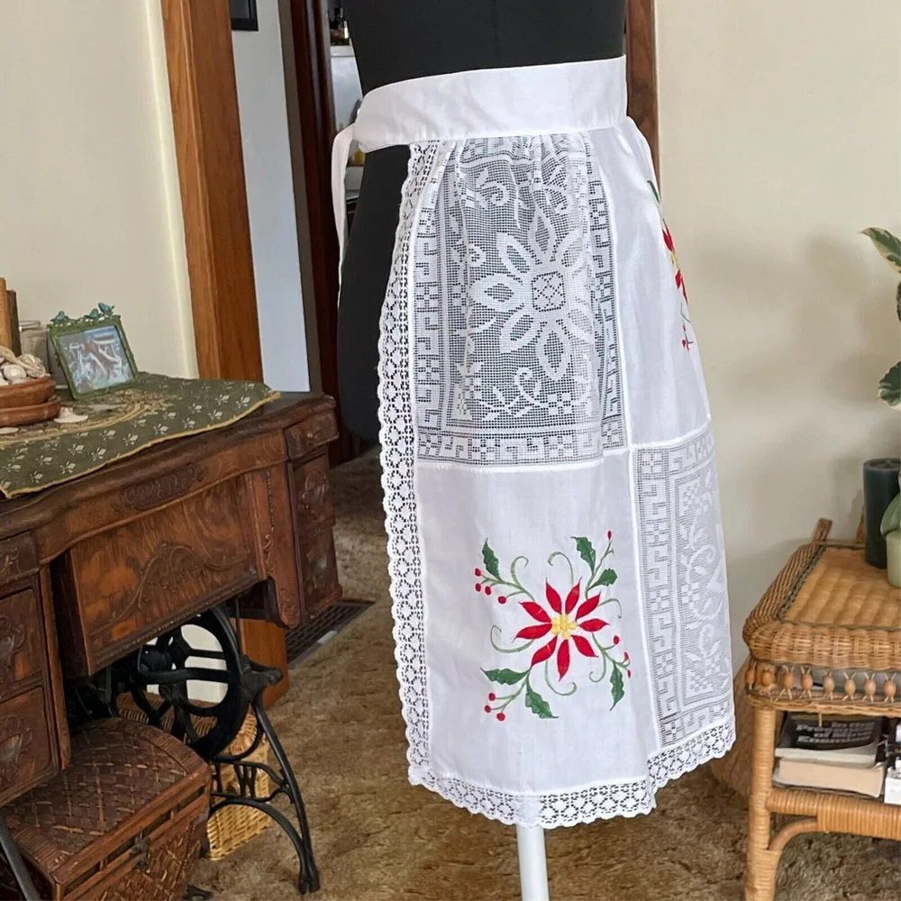 Vintage White Lace Poinsettia Embroidered Apron